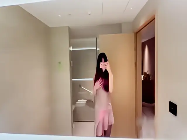 这个是【淫荡大冒险】激情对白，逼里塞着玩具强制性要求外卖小哥拿出，忽悠勾引外卖小哥榨精口交做爱！的视频封面