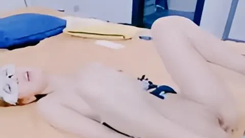 这个是一线天无毛馒头b，80斤新人面罩小妹，娇小身材美b肥臀，第一视角被狂干抽插，后入爆操从下往上拍摄的视频封面