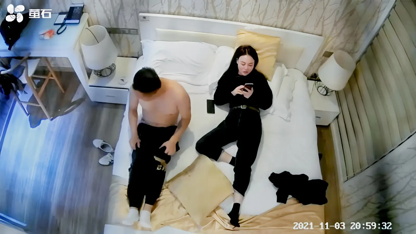 这个是上帝视角偷拍大长腿艺校女生被猥琐纹身男各种姿势草的视频封面