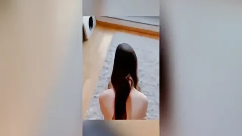 这个是与哥哥乱伦的白虎萝莉-后入黑丝学生制服的妹妹的视频封面