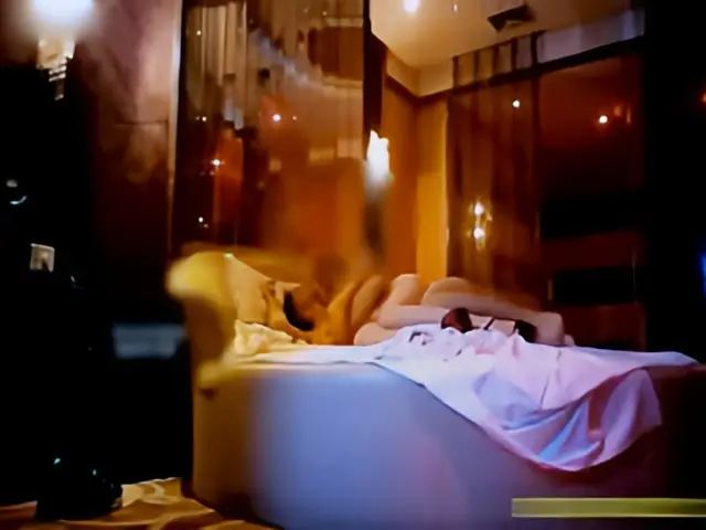 这个是会所豪华套房点了一位高颜值性感身材小姐黑丝大长腿艳舞挑逗服务一流干的叫老公使劲的视频封面