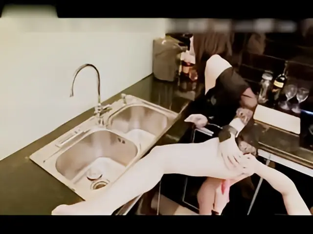 这个是剧情演绎淫荡女网上买情趣玩具被快递小哥发现强行颜射的视频封面