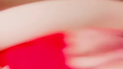 这个是又一顶级的极品尤物下海出没！纯天然的白虎 不是刮毛的那种，是不长毛的那种，曾经超火，奶子小b超粉，简直极品的视频封面