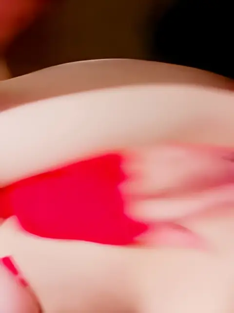 这个是又一顶级的极品尤物下海出没！纯天然的白虎 不是刮毛的那种，是不长毛的那种，曾经超火，奶子小b超粉，简直极品的视频封面