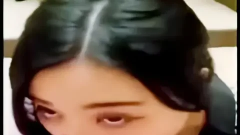 这个是国外自拍视频售卖网站最新流出漂亮华裔美眉跪着吃大洋屌的视频封面