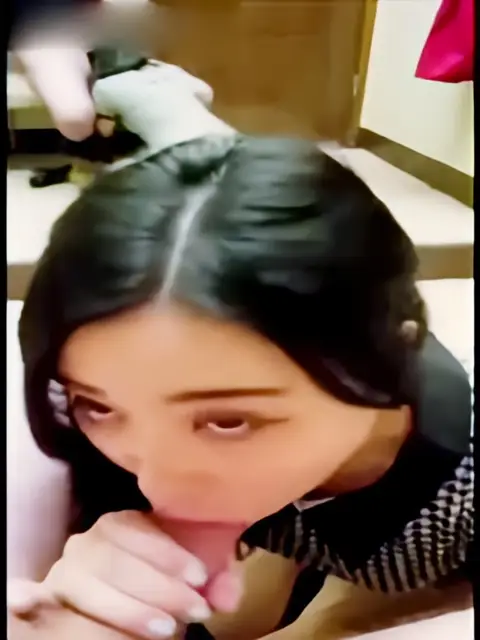 这个是国外自拍视频售卖网站最新流出漂亮华裔美眉跪着吃大洋屌的视频封面