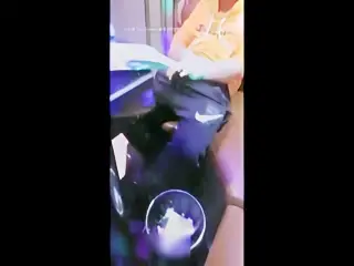 这个是在ktv里面忍不住直接堵住门口开操了的视频封面