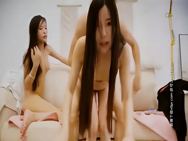 这个是小平头高价约两极品颜值女神双飞，长相清纯细长美腿，左拥右抱一起服务，这边扣b那边深喉，两个美女轮流着操的视频封面