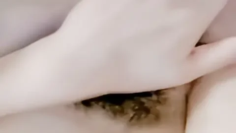 这个是小背心丁字裤清秀新人小姐姐，喜欢玩诱惑，撩起衣服露奶子扭动，揉搓拍打多毛骚b，掰b特写小b很紧致的视频封面