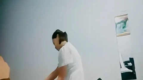 这个是小萌不干活 老哥足疗店勾搭，大奶子甜美妹子带回房间 捏奶抱起来操的视频封面