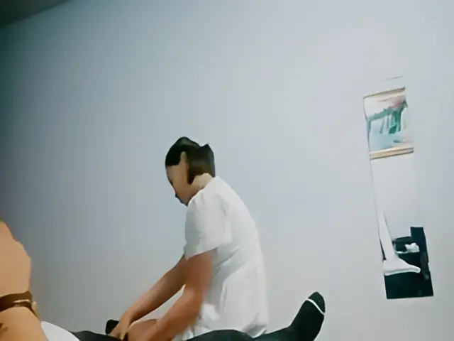 这个是小萌不干活 老哥足疗店勾搭，大奶子甜美妹子带回房间 捏奶抱起来操的视频封面