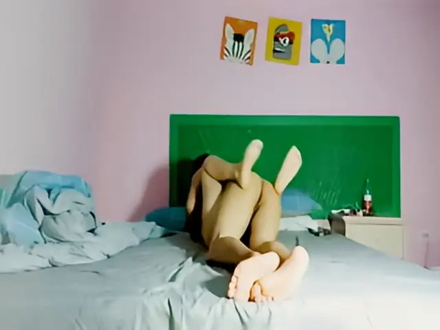 这个是新晋良家偷拍达人，一炮不过瘾，佳人白嫩玉体，无套骚b抽查内射，捂着b生怕流到床上的视频封面