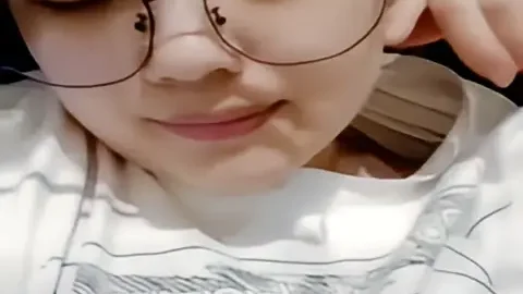 这个是新来的清纯妹子勾引闺蜜一起大秀直播，全程露脸无美颜滤镜大秀，揉捏骚奶子道具抽插骚b水好多漏奶子摸bb的视频封面