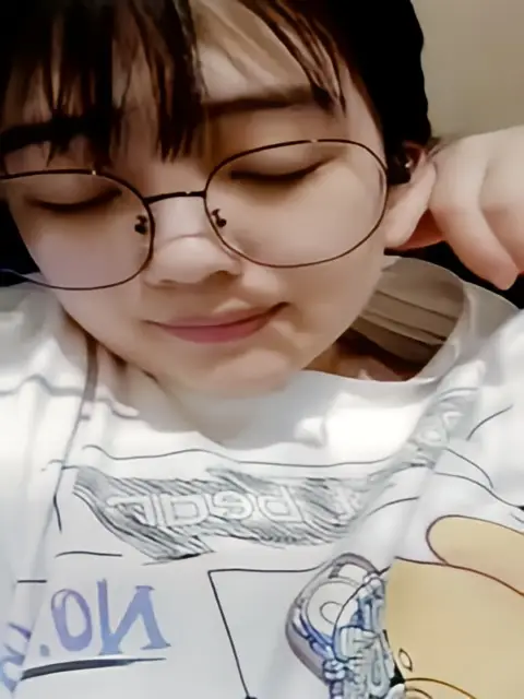 这个是新来的清纯妹子勾引闺蜜一起大秀直播，全程露脸无美颜滤镜大秀，揉捏骚奶子道具抽插骚b水好多漏奶子摸bb的视频封面