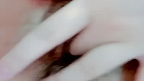 这个是最新流出清纯可爱高颜值反差婊，背地骚的一批，自慰疯狂揉搓鲍鱼淫水流出超多，阴毛都湿完了的视频封面