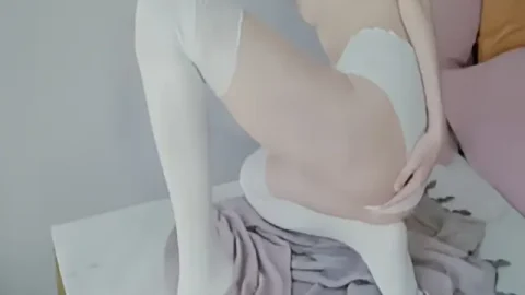 这个是最新火爆香港网红美少女 HongKongDoll 独自练习2 健身成果细腰蜜臀女上位榨汁的视频封面