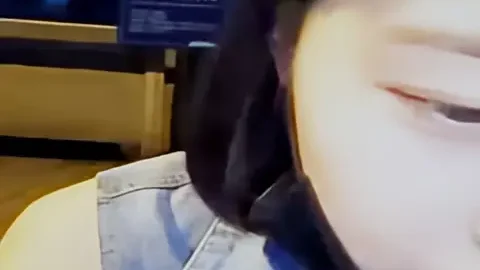 这个是样子满可以的美女主播晚上没穿内裤在天桥玩露出摸b期间有不少人路过的视频封面