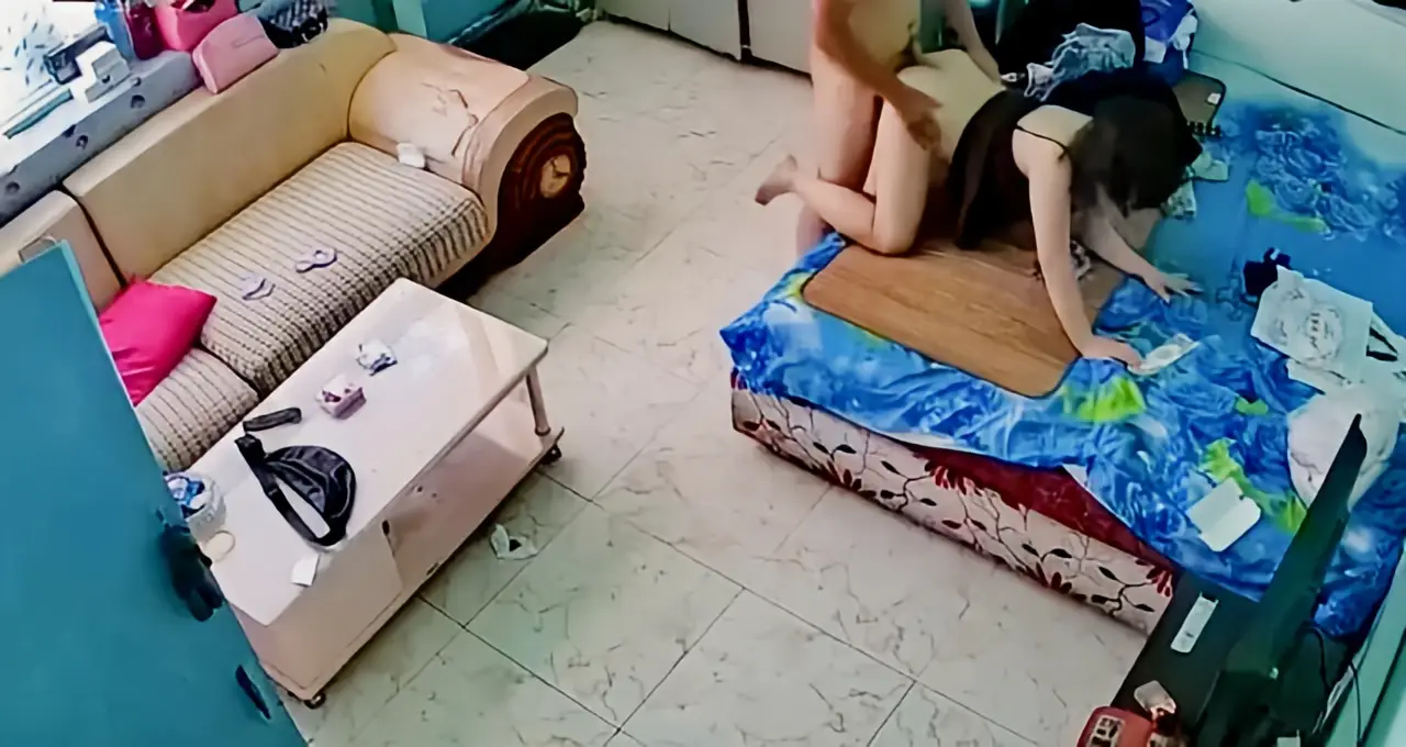 这个是眼镜哥和媳妇在客厅的视频封面