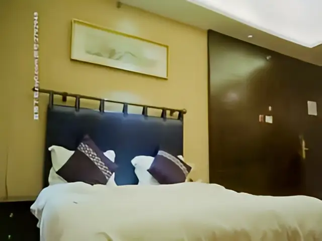 这个是眼镜胖哥约操蓝色头发美妞，细长美腿苗条身材，舌吻互摸灵活舌头舔屌，骑上来操几下累了，扶腰后入猛的视频封面