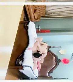 这个是约了个少妇两男一女玩3P，跪着口交扣逼边口边后入搞完旁边观战的视频封面