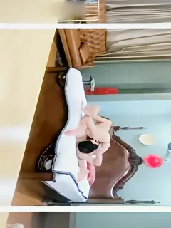 这个是约了个少妇两男一女玩3P，跪着口交扣逼边口边后入搞完旁边观战的视频封面