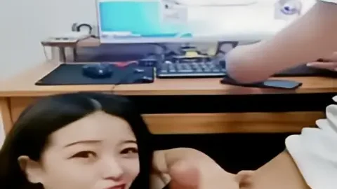 这个是老公在玩游戏过去口交舔弄搞硬啪啪，床上骑坐后入猛操呻吟连连的视频封面