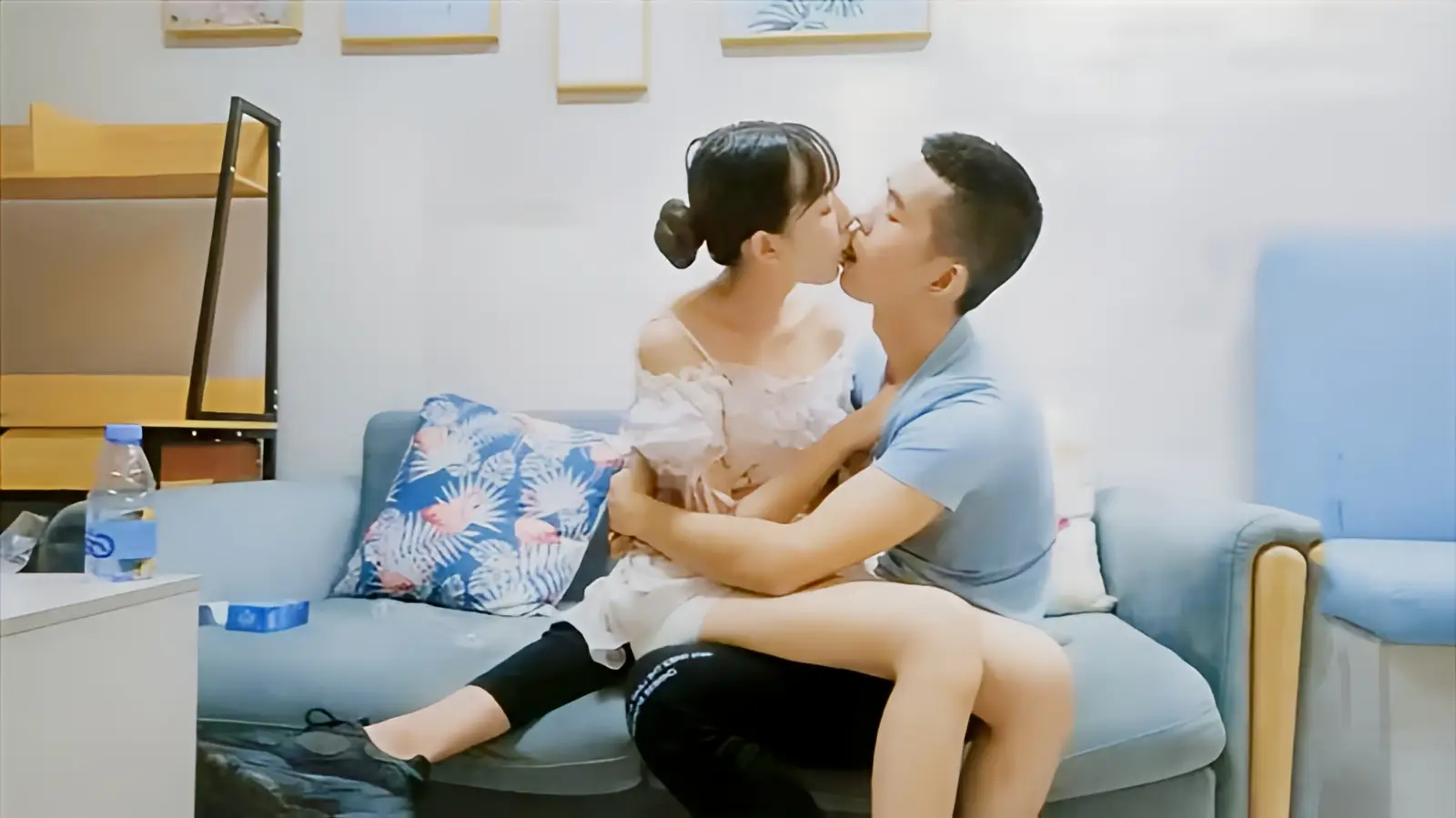 这个是草莓修车—找了个175大长腿模特儿的视频封面