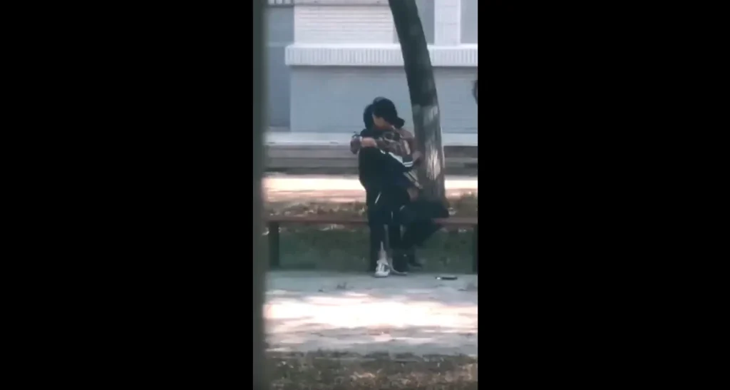 这个是【完整版】山东财经大学曝出高中生混入校内野战的视频截图