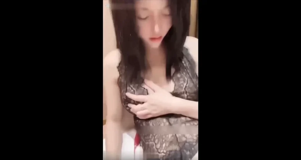 这个是【推荐】170长腿空姐娇妻被大屌单男开发后的性生活的视频截图