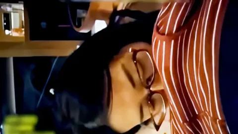 这个是长得超漂亮的文艺范年轻小美女和老公一起酒店约网友玩群交的视频封面