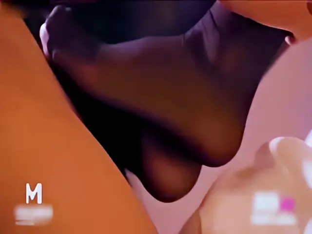 这个是麻豆传媒&工口联合出品国产AV佳作 欲女上司-饥渴女领导逼我草她-千鹤的视频封面